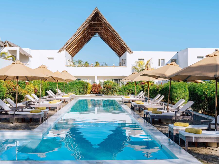 4 outdoor pools, pool umbrellas, sun loungers