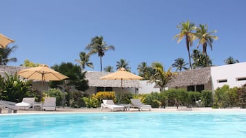 4 buitenzwembaden, parasols voor strand/zwembad