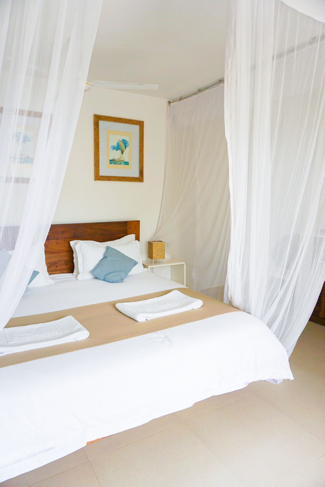 deluxe double room | free minibar items, in-room safe, desk, soundproofing