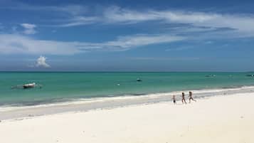 Privatstrand in der Nähe, weißer Sandstrand, Sonnenschirme, Strandtücher