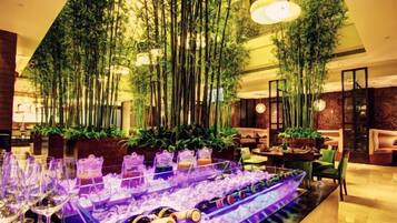 5 restaurants, lunch, dinner served; French cuisine