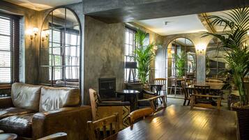 Serves lunch and dinner