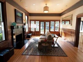 Un salón amplio con chimenea, ventanas grandes y una zona de estar acogedora.