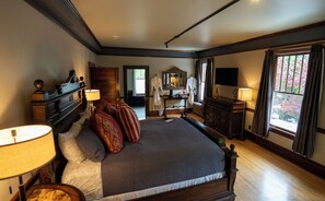 Phòng đôi phong cách lãng mạn, có phòng tắm riêng (Room 1) | Bộ đồ giường cao cấp, nệm có lớp đệm bông 
