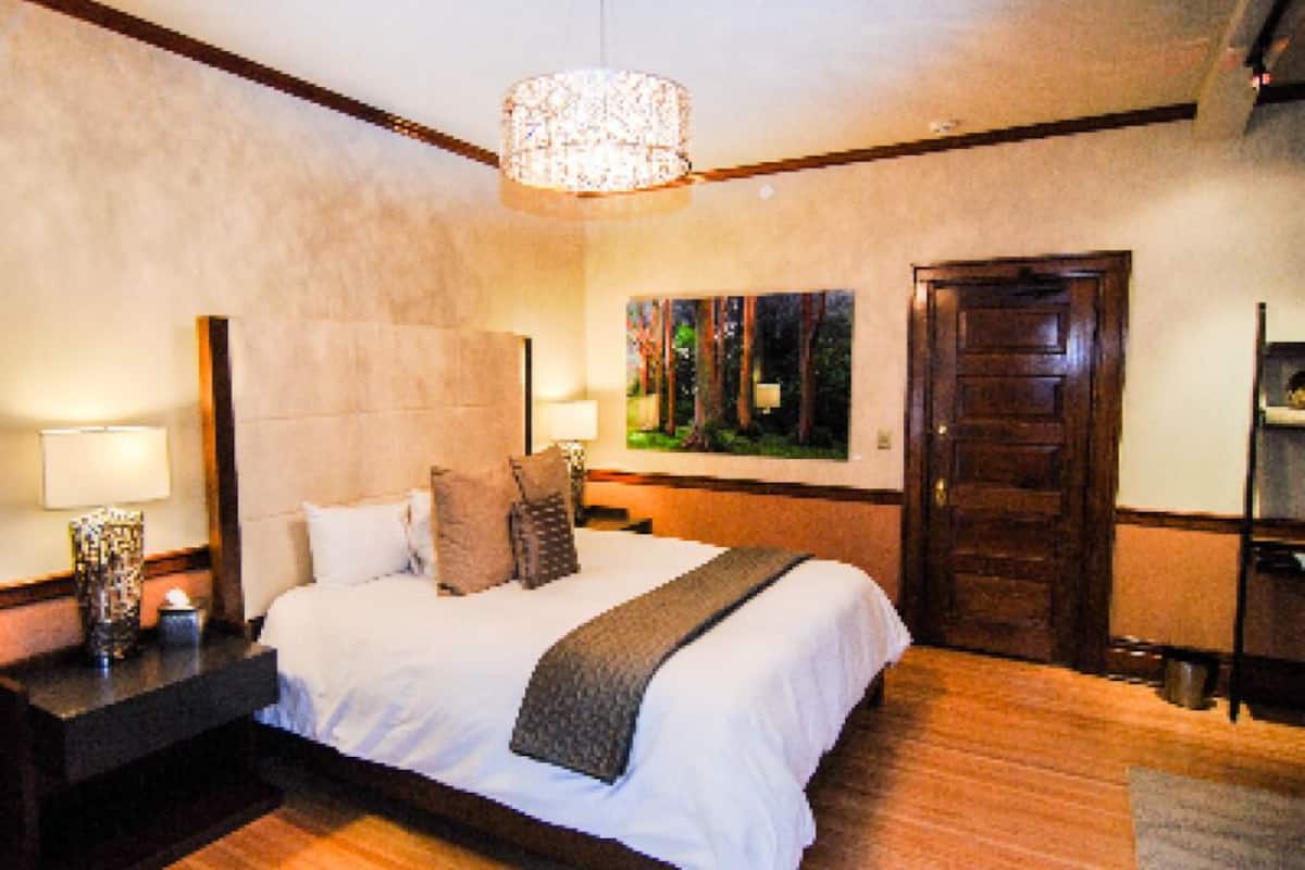 Mansion King Parlor Suite - Private Detached Bathroom | Premium bedding, pillowtop beds, WiFi (free), individually furnished