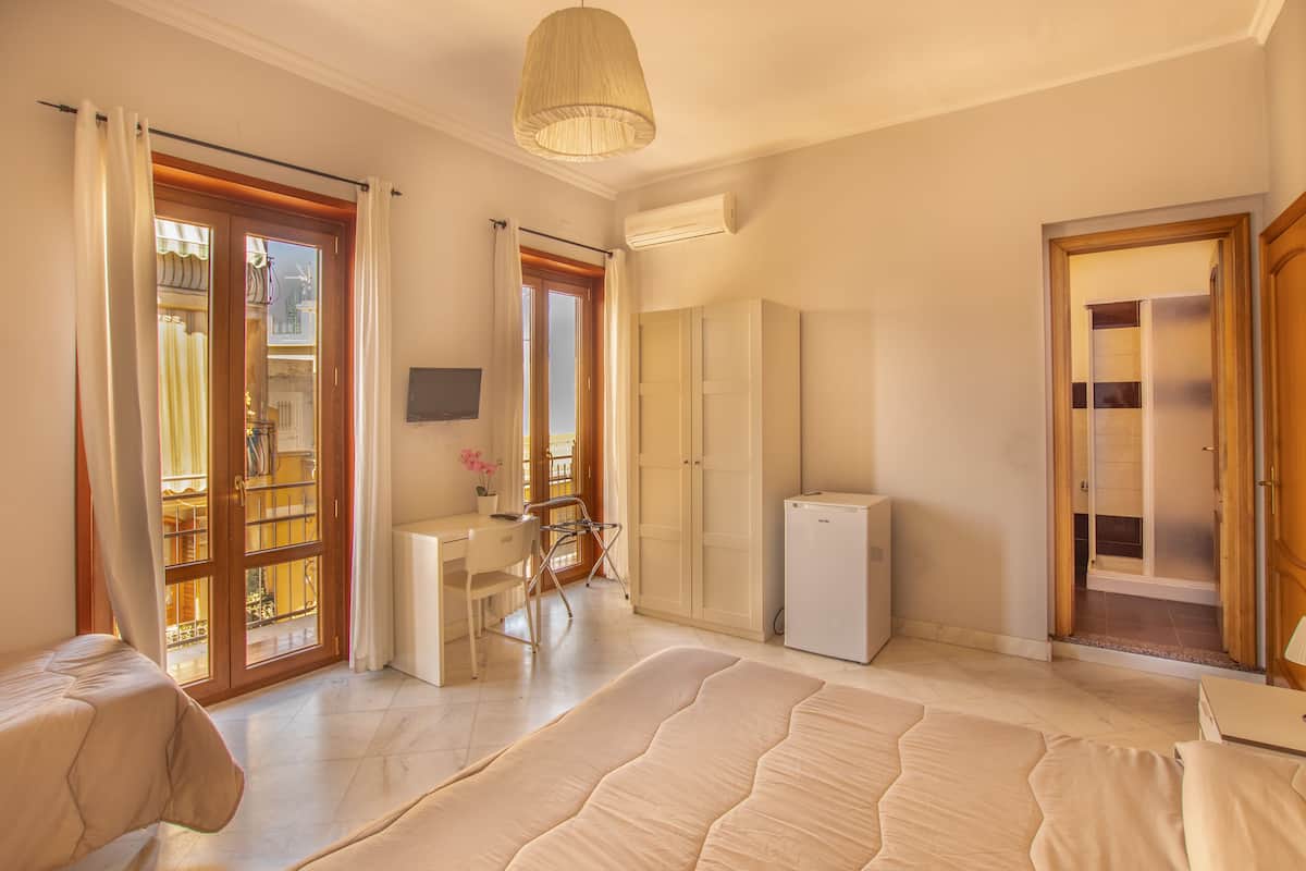 1 bedroom, Frette Italian sheets, premium bedding, minibar