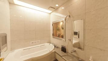 Vasca e doccia separate, vasca idromassaggio, set di cortesia firmato