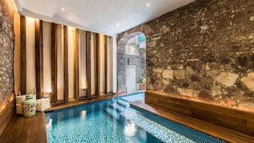 Alberca techada, acceso de 09:00 a 21:00, y camastros