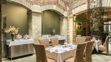 Desayuno a la carta todos los días (con cargo)