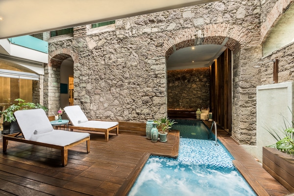 Innenpool, geöffnet von 09:00 Uhr bis 21:00 Uhr, Liegestühle