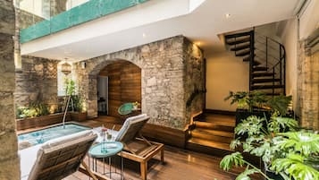 Alberca techada, acceso de 09:00 a 21:00, y camastros