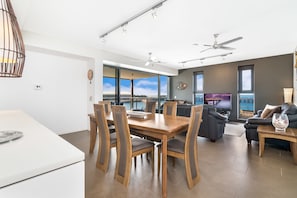 3 bedroom apartment, Oceanfront  | Living area