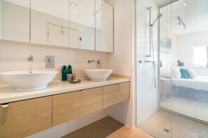 Apartamento ejecutivo, 2 habitaciones, vistas a la laguna, junto a la playa | Baño | Ducha y toallas
