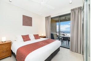 بديكورات فريد ة لكل غرفة وطراز فريد لكل وحدة ومكواة/لوح كي وملاءات أسرّة