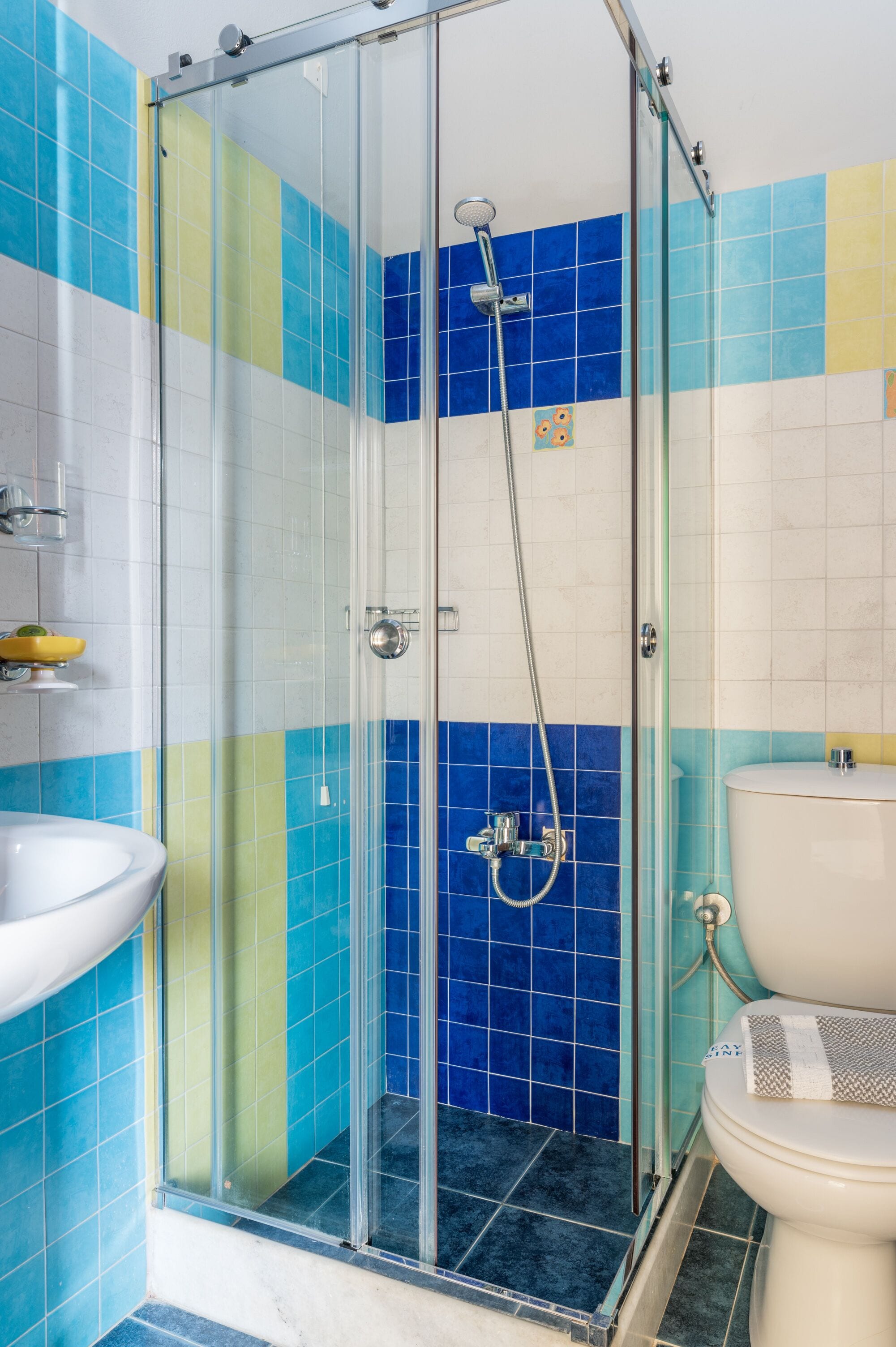 one bedroom apartment, sea view | bathroom | shower, hair dryer, towels, soap