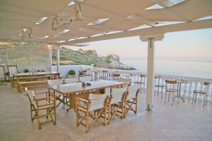 Outdoor dining - Elea Mare Hotel (Monemvasia)