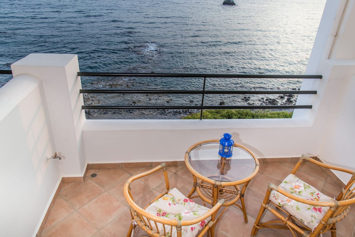 One Bedroom Apartment, Sea View | Uitzicht vanaf balkon