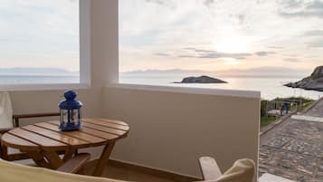 Family, Sea Front Apartment | Blackout curtains, soundproofing, iron/ironing board, free WiFi
