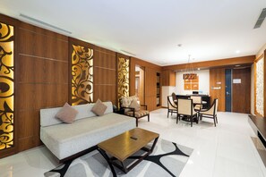 Suite, 1 Tempat Tidur King, Bebas Asap Rokok, balkon | Area keluarga | Smart TV 42-inci dengan saluran TV digital dan TV