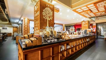 Daily cooked-to-order breakfast (IDR 250000 per person)