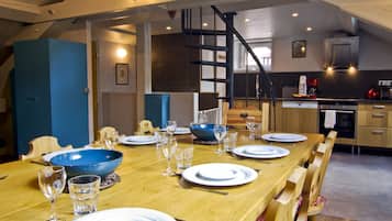 Deluxe Apartment, 4 Bedrooms | Private kitchen