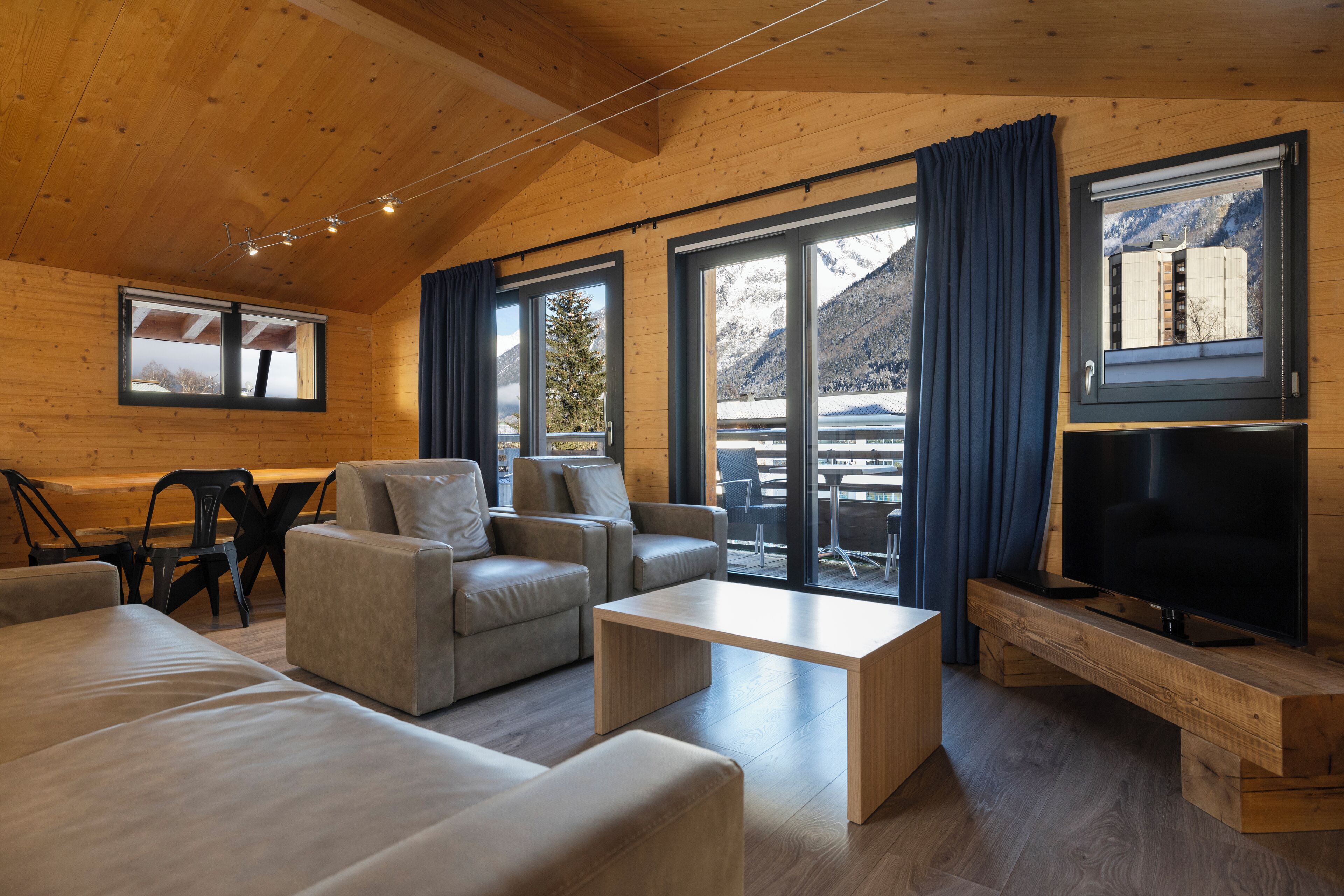 TV a schermo piatto 32 pollici con canali satellitari, TV