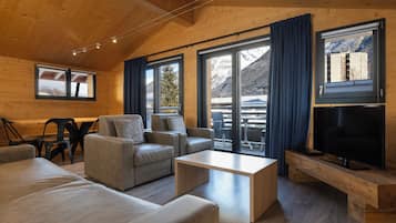 Een 32-inch flatscreentelevisie met satellietzenders en televisie