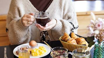 Päivittäinen buffetaamiainen (16 EUR per henkilö)