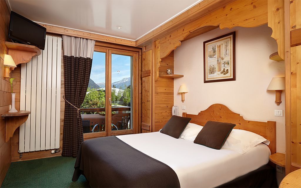 Cortinas opacas, tabla de planchar con plancha, cunas gratuitas