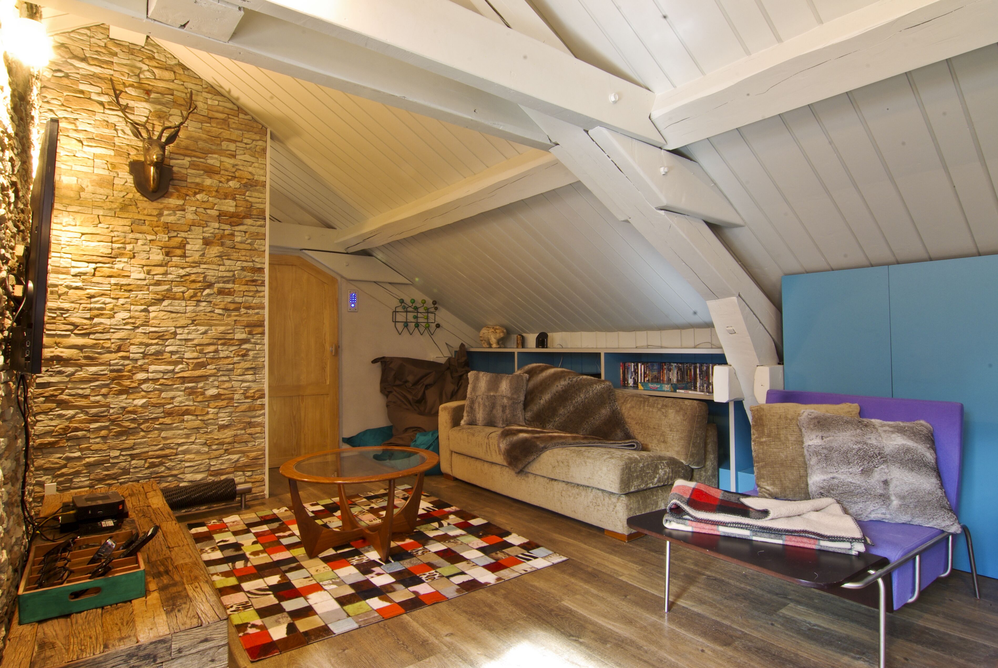 deluxe apartment, 4 bedrooms | living area | 32-inch flat-screen tv with satellite channels, tv