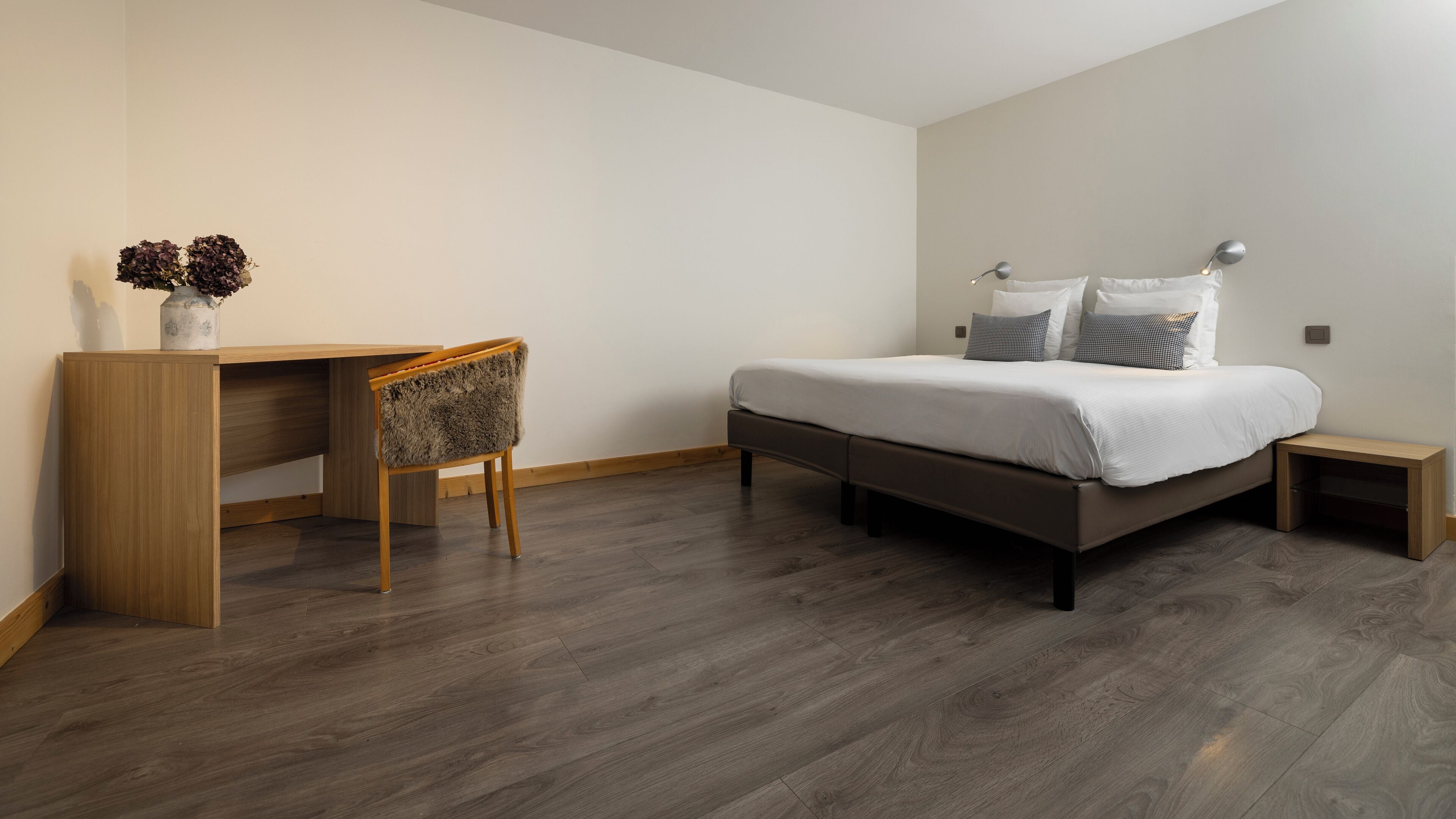 Cortinas opacas, tabla de planchar con plancha, cunas gratuitas