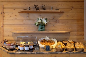 Bữa sáng buffet hàng ngày với phụ phí nhỏ 