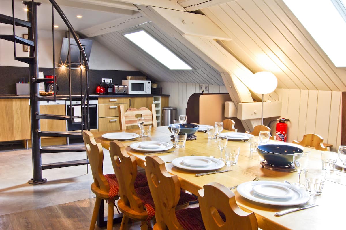 deluxe apartment, 4 bedrooms | in-room dining