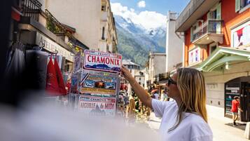 Una persona sosteniendo un cartel con 'CHAMONIX' y 'FRANCIA' a la vista, señalando un lugar o evento.