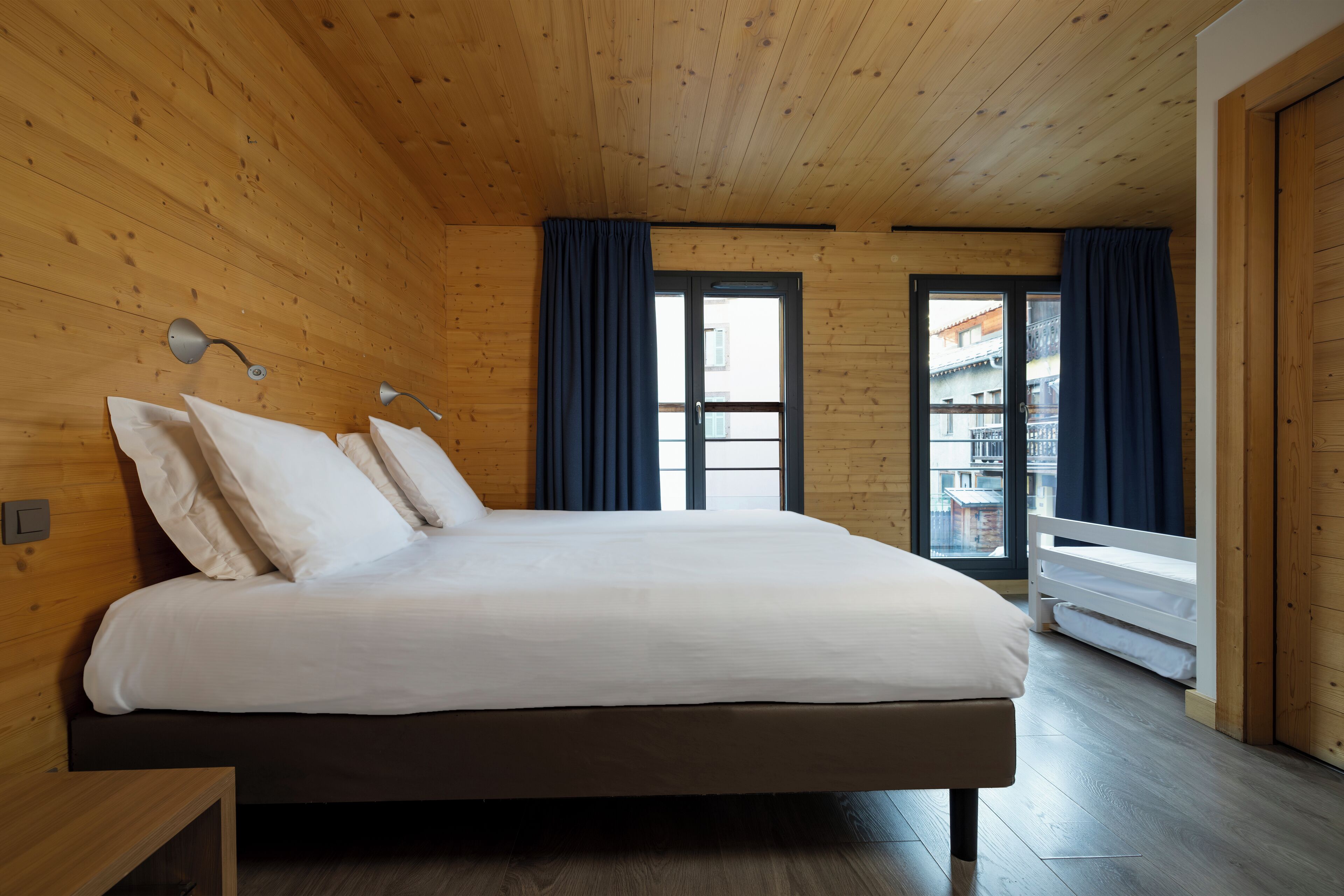 Cortinas blackout, tabla de planchar con plancha y cunas gratuitas 