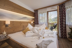 Superior-huoneisto, 2 makuuhuonetta, parveke | Ylelliset vuodevaatteet, Select Comfort -patjalliset sängyt