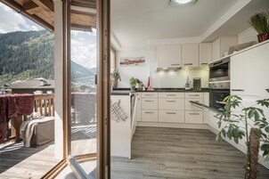 Refrigerador con freezer, microondas, horno, placa de cocina