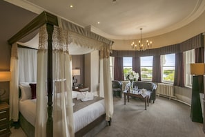 Individuell dekoriert, individuell eingerichtet, Schreibtisch