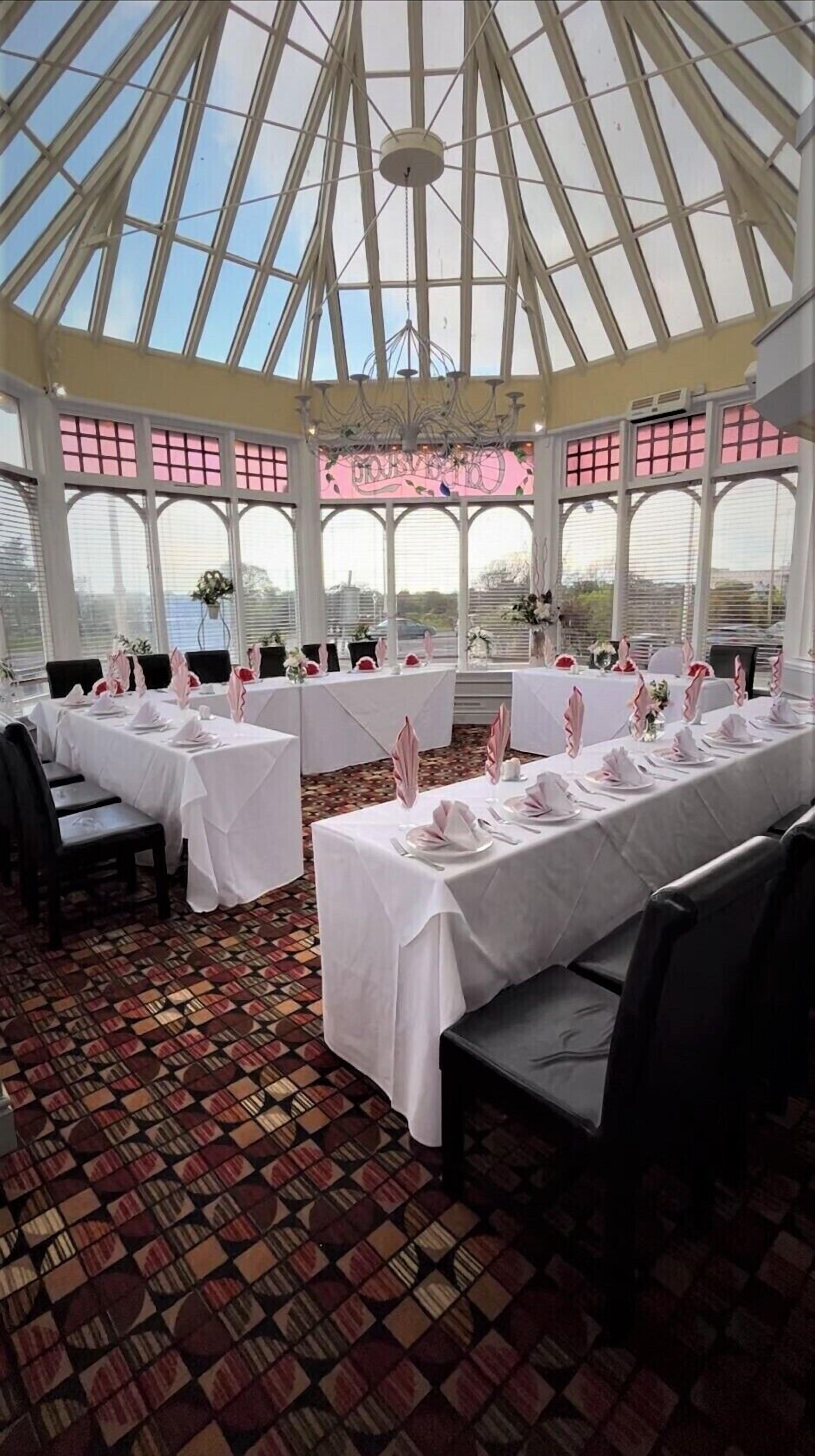 2 restaurants; ze serveren er lunch en diner 