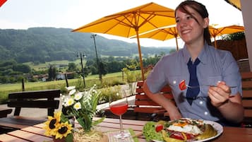 Free daily buffet breakfast