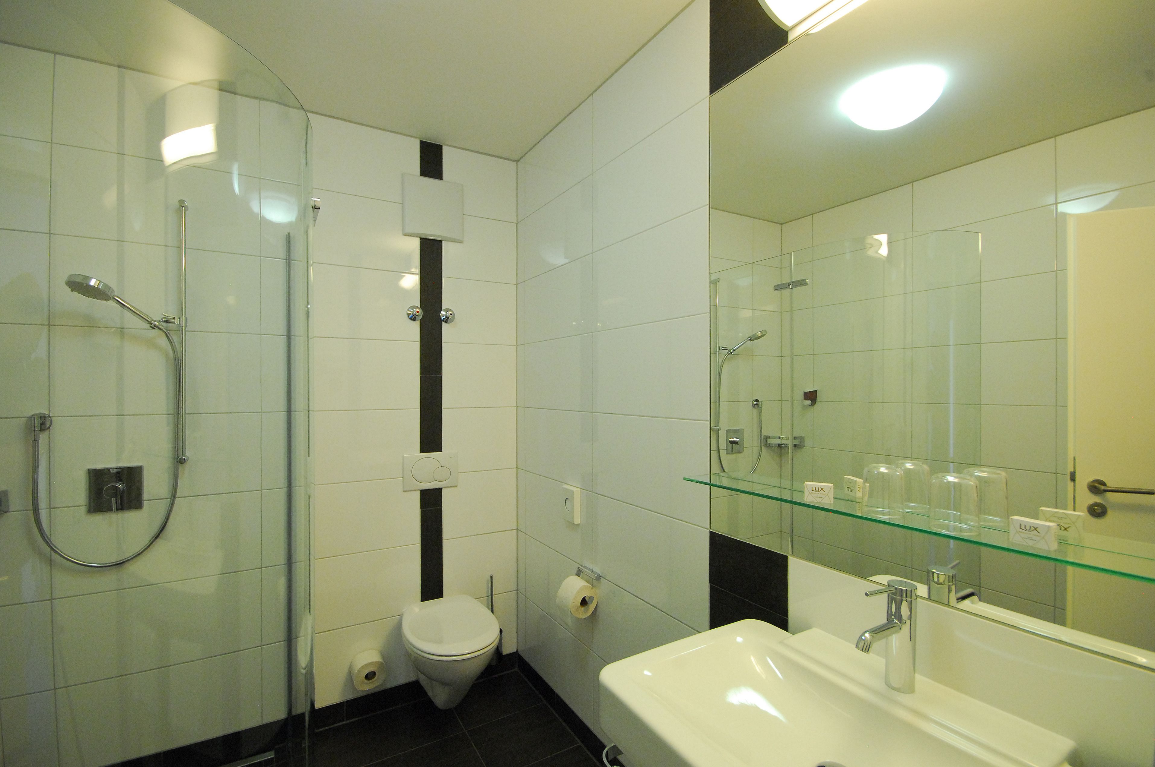 Een douche, gratis toiletartikelen, een haardroger, handdoeken