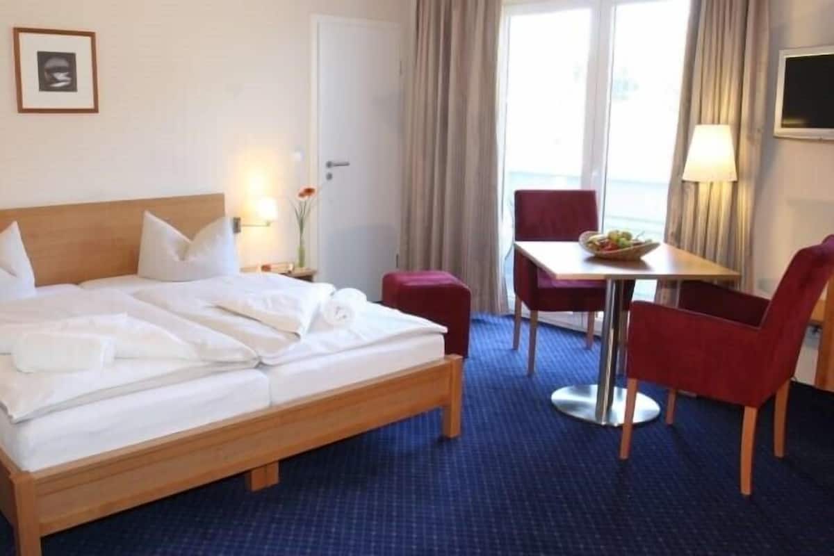 Tweepersoonskamer | Een kluis op de kamer, een bureau, gratis wifi, beddengoed