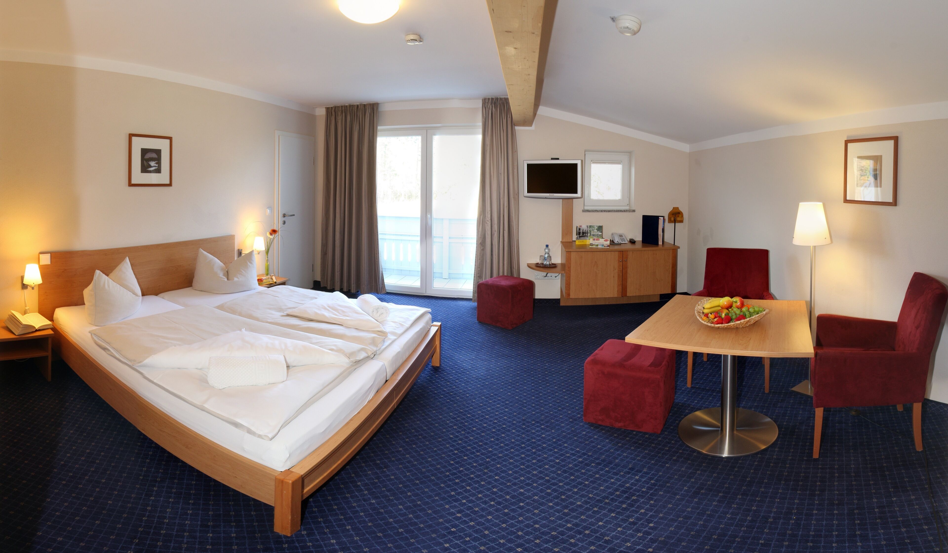 Zimmersafe, Schreibtisch, kostenloses WLAN, Bettwäsche