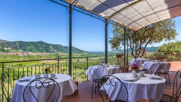 2 restaurantes: opção de almoço e jantar