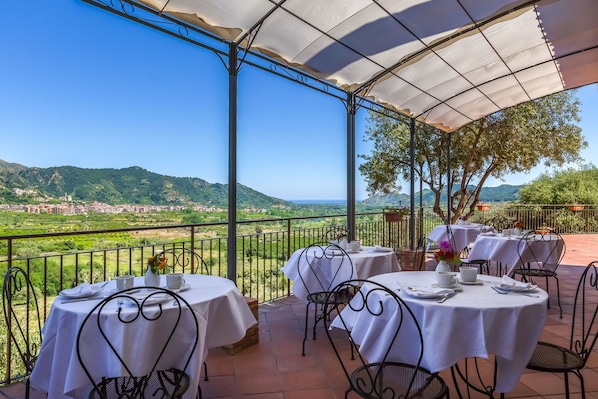 2 restaurants; lunch and dinner served