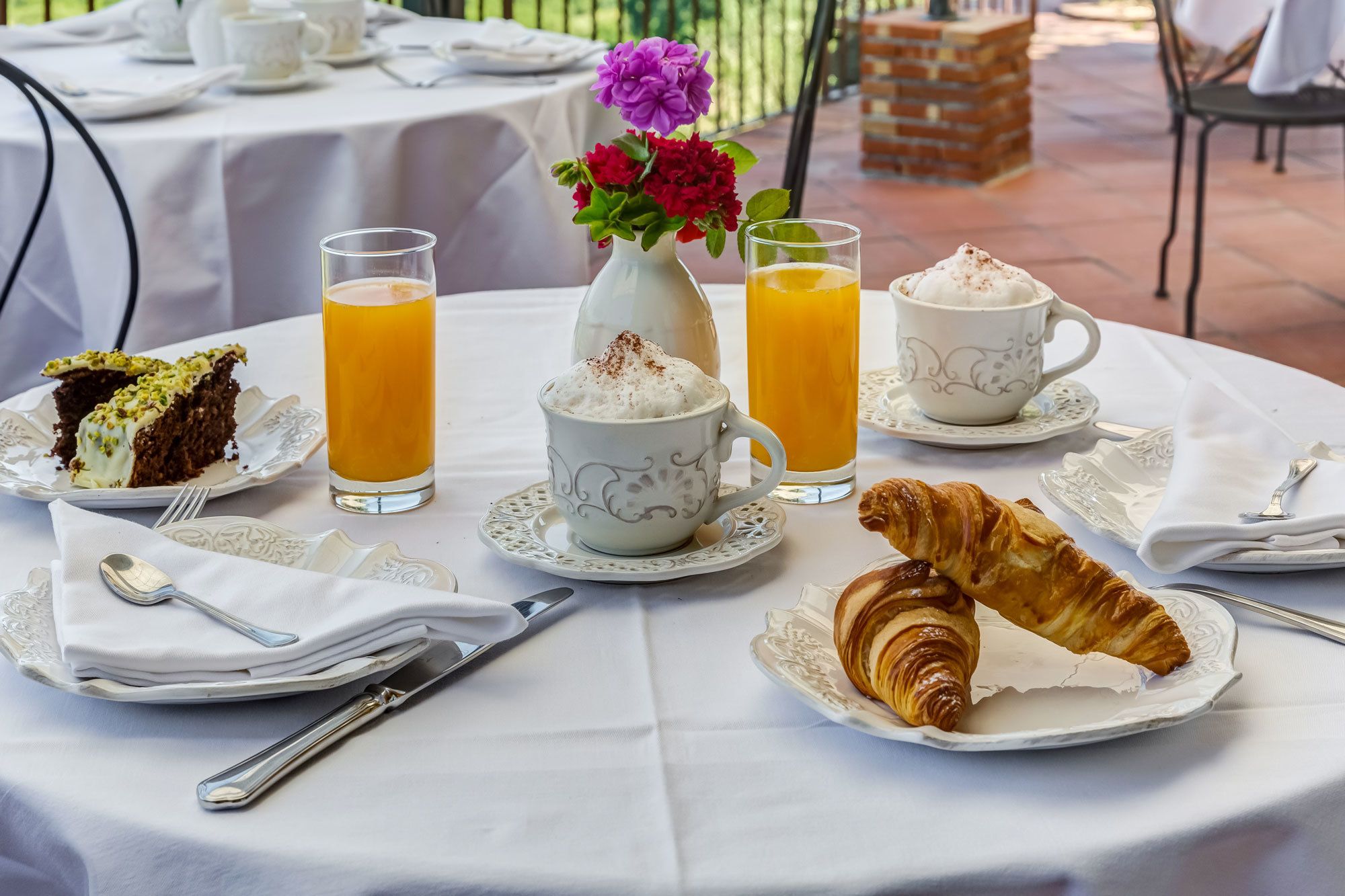 2 restoran, makan tengah hari, makan malam dihidangkan; masakan Itali