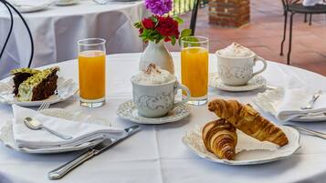 2 restoran, makan tengah hari, makan malam dihidangkan; masakan Itali