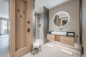 Superior Double Room | Bathroom | Hair dryer, bathrobes, towels - Hotel Weisses Lamm (See)