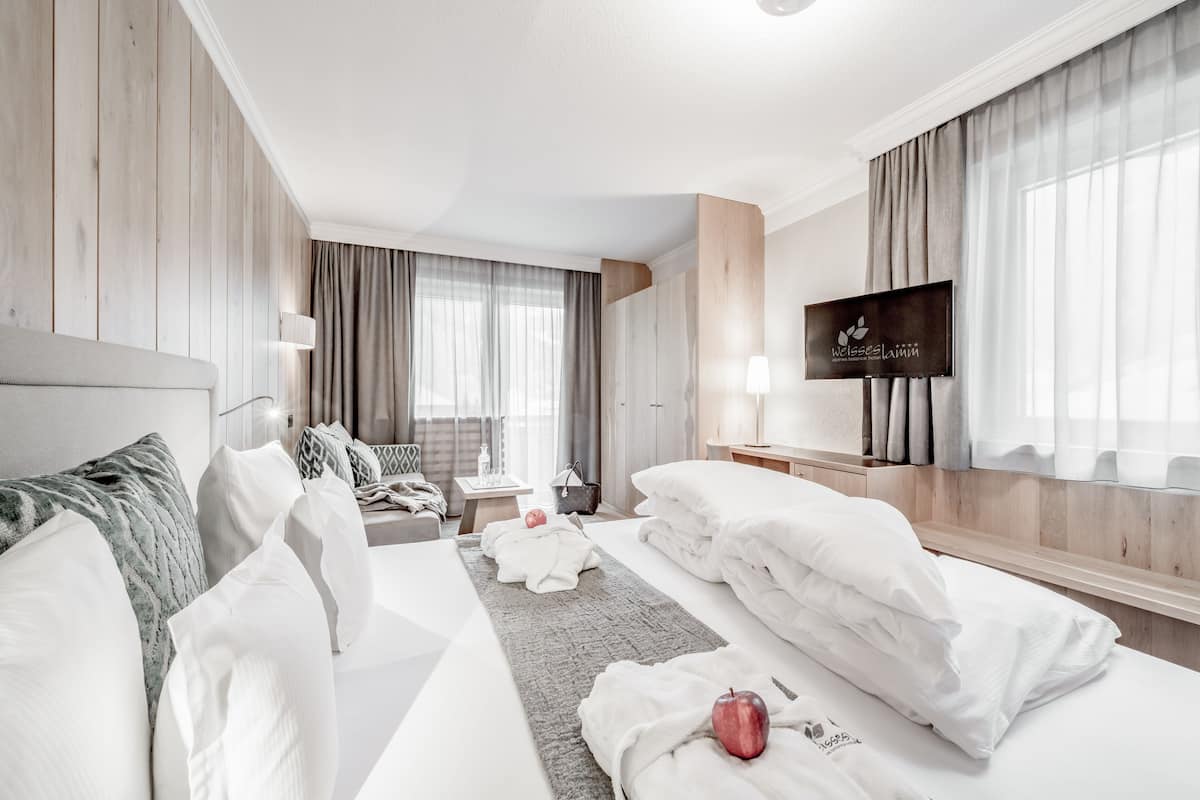 standard double room, balcony (alpine) | 1 bedroom, in-room safe, individually decorated, individually furnished