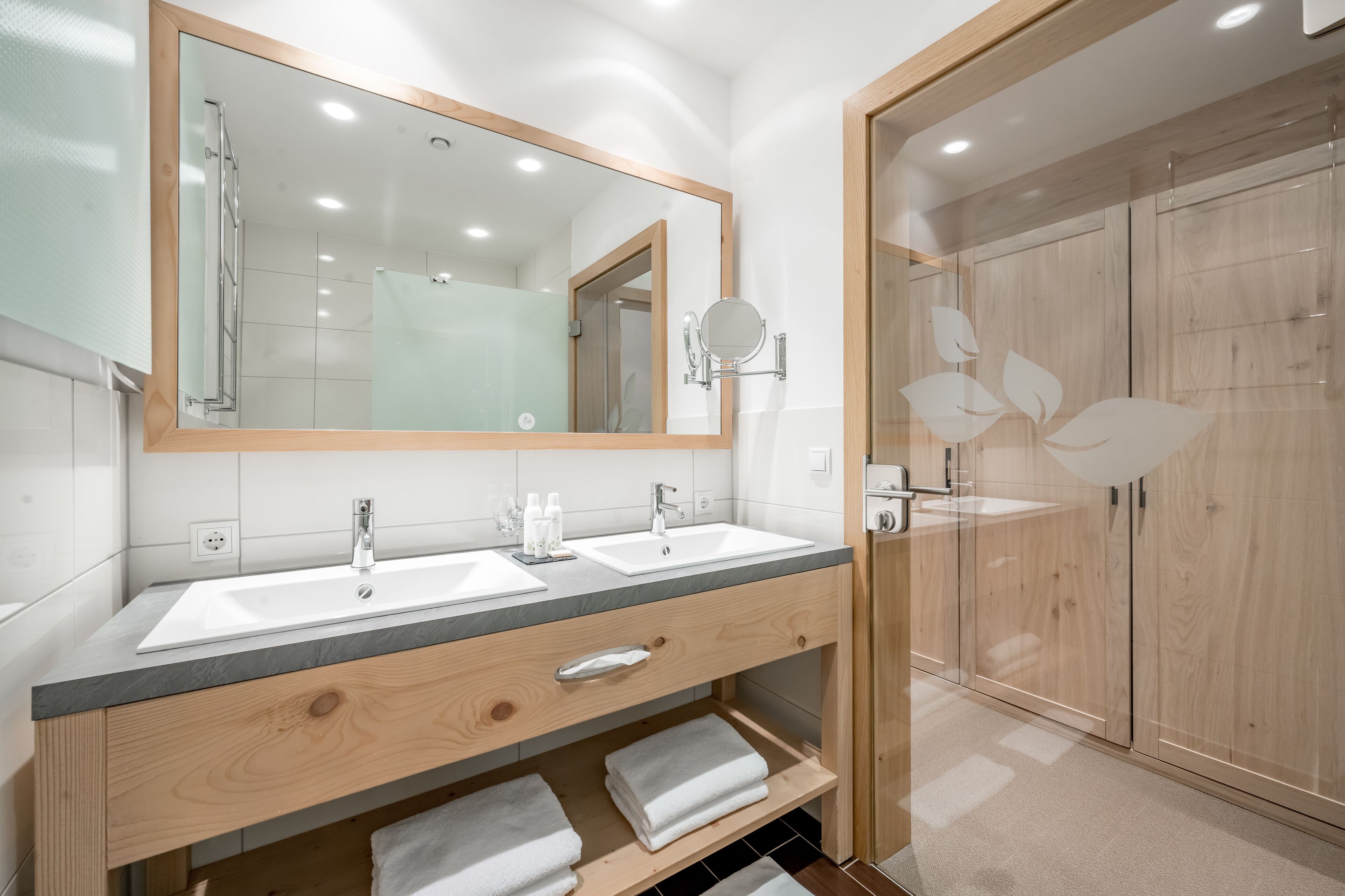 deluxe double room, balcony | bathroom | hair dryer, bathrobes, towels